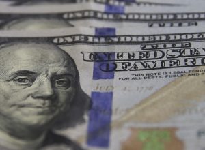 dolar-inicia-a-semana-em-queda-e-fecha-a-r$-5,56